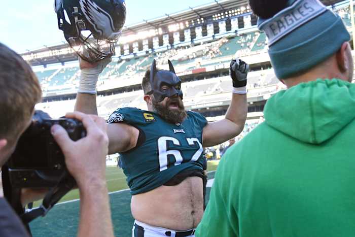Jason Kelce sports a Batman mask after Eagles throttled Steelers 35-13 in Week 8